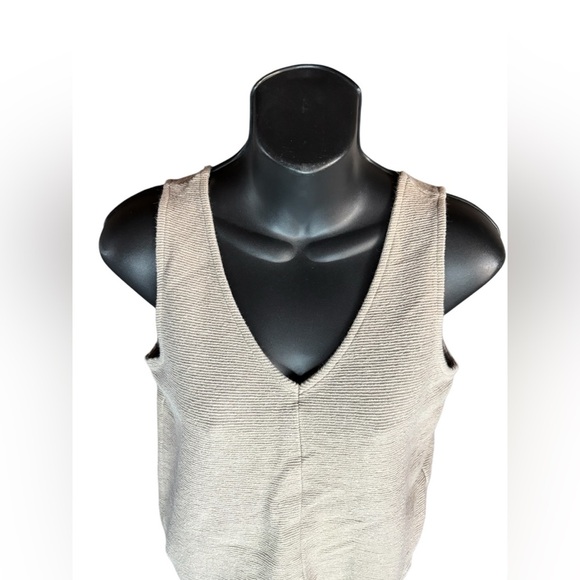 Madewell Texture and Thread Tie
Front V Neck Tank Small cream preloved - Picture 4 of 5